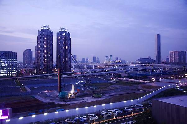 포토 JPG 구름 해외풍경 해외 건축물 아시아 자동차 하늘 조명 풍경 빌딩 사람없음 야외 건물 빛 도시풍경 일본 고층빌딩 건설현장 동경 도시 고가도로 도심 도쿄 기중기 오다이바 가교 국내포토 자연요소 건축 나라 육상교통 건설업 고속도로 중장비 파일형식