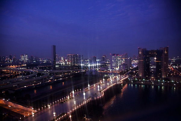 포토 JPG 해외풍경 해외 건축물 아시아 야경 조명 빌딩 사람없음 야외 건물 빛 도시풍경 일본 고층빌딩 어둠 동경 도시 고가도로 도심 도쿄 저녁 해안도시 오다이바 해상도시 가교 국내포토 건축 나라 풍경 고속도로 야간 파일형식 풍경_경치