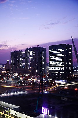 포토 JPG 구름 해외풍경 해외 현대건축 건축 아시아 야경 하늘 조명 빌딩 사람없음 야외 건물 빛 도시풍경 일본 고층빌딩 어둠 건설현장 동경 도시 도심 도쿄 저녁 기중기 오다이바 국내포토 자연요소 건축물 나라 건설업 풍경 중장비 야간 파일형식 풍경_경치