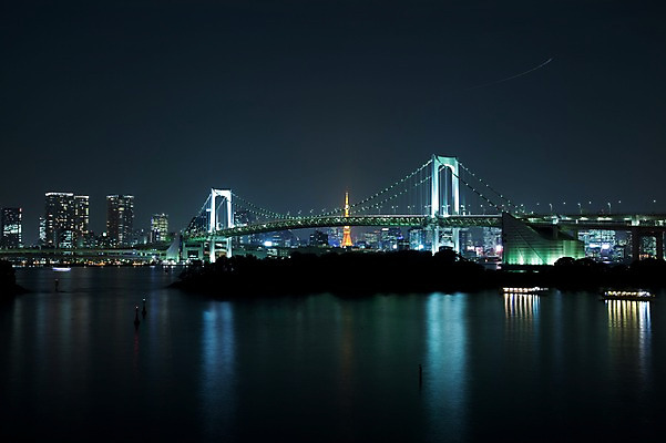 포토 JPG 해외풍경 해외 건축물 현대건축 아시아 바다 야경 조명 빌딩 사람없음 야외 건물 빛 도시풍경 탑 일본 고층빌딩 어둠 동경 도시 도심 도쿄 저녁 해안도시 오다이바 도쿄타워 레인보우브리지 레인보우브릿지 해상도시 가교 선박 국내포토 건축 나라 수상교통 풍경 야간 파일형식 풍경_경치