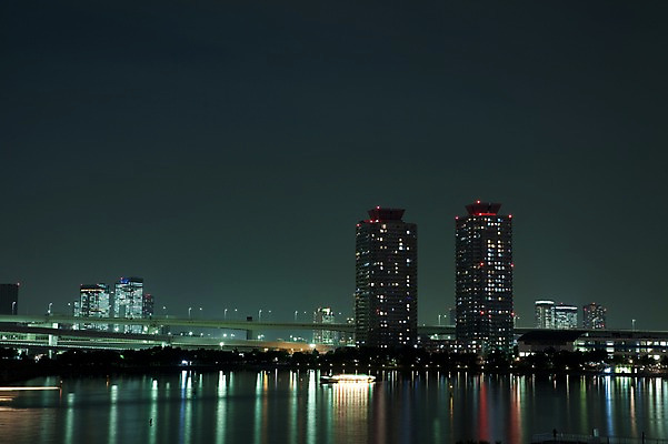 포토 JPG 해외풍경 해외 건축물 아시아 바다 야경 조명 빌딩 사람없음 야외 건물 빛 도시풍경 일본 고층빌딩 어둠 동경 도시 도심 도쿄 저녁 해안도시 오다이바 해상도시 가교 선박 국내포토 건축 나라 수상교통 풍경 야간 파일형식 풍경_경치