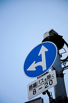 포토 JPG 주간 해외풍경 해외 시설물 아시아 로우앵글 표시 하늘 안내 알림판 풍경 사람없음 야외 일본 동경 표지판 도쿄 방향 전봇대 도로표지판 위치 길안내 오다이바 국내포토 자연요소 건축물 공공시설 나라 도로 뷰포인트 파일형식