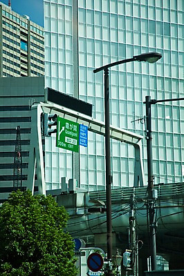 포토 JPG 주간 나무 식물 해외풍경 해외 시설물 건축물 현대건축 건축 아시아 가로등 조명 풍경 빌딩 사람없음 야외 건물 도시풍경 일본 고층빌딩 동경 도시 표지판 도심 도쿄 도로표지판 오다이바 국내포토 자연요소 공공시설 나라 도로 알림판 파일형식