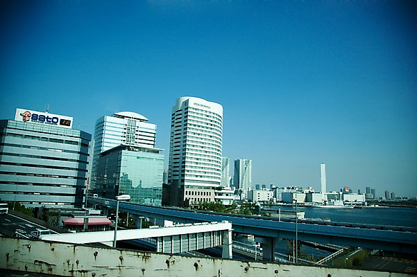 포토 JPG 주간 해외풍경 해외 건축물 아시아 도로 바다 하늘 풍경 빌딩 해변 사람없음 야외 건물 도시풍경 일본 고층빌딩 다리 동경 도시 도심 도쿄 오다이바 해상도시 가교 국내포토 자연요소 건축 나라 길 교통시설 파일형식