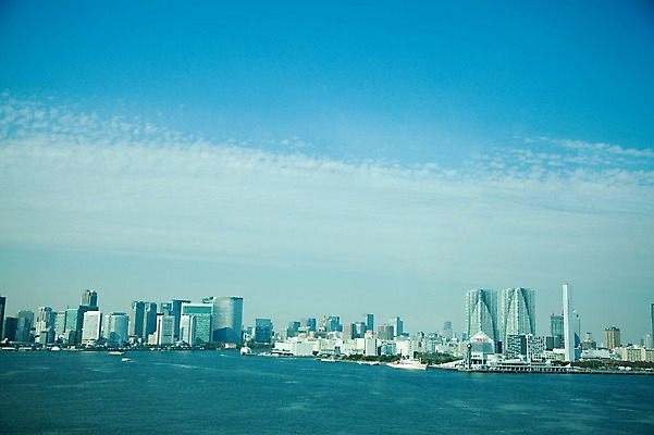 포토 JPG 주간 구름 해외풍경 해외 건축물 아시아 바다 하늘 풍경 빌딩 사람없음 야외 건물 도시풍경 항구 일본 고층빌딩 동경 도시 도심 도쿄 해안도시 오다이바 해상도시 선박 국내포토 자연요소 건축 나라 수상교통 교통시설 파일형식