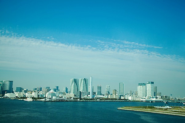 포토 JPG 주간 구름 해외풍경 해외 건축물 아시아 바다 하늘 풍경 빌딩 사람없음 야외 건물 도시풍경 일본 고층빌딩 다리 동경 도시 도심 도쿄 해안도시 오다이바 해상도시 가교 국내포토 자연요소 건축 나라 파일형식