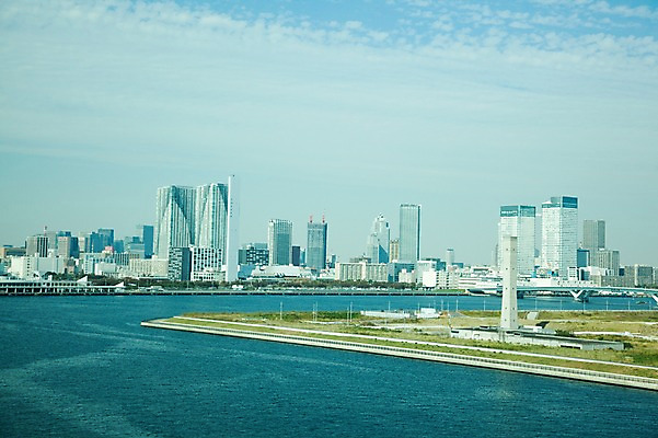 포토 JPG 주간 구름 해외풍경 해외 건축물 아시아 바다 하늘 풍경 빌딩 사람없음 야외 건물 도시풍경 일본 고층빌딩 다리 동경 도시 도심 도쿄 해안도시 오다이바 해상도시 가교 국내포토 자연요소 건축 나라 파일형식