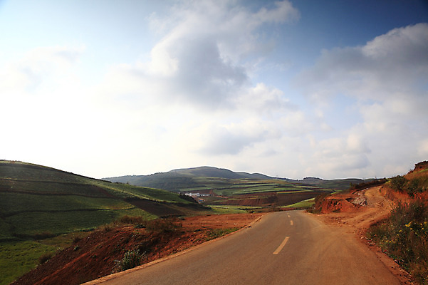 포토 JPG 주간 구름 해외풍경 해외 아시아 도로 길 밭 하늘 풍경 사람없음 야외 중국 농촌 계단식 운남 홍토지 국내포토 자연요소 나라 농업 교통시설 시골 땅 파일형식