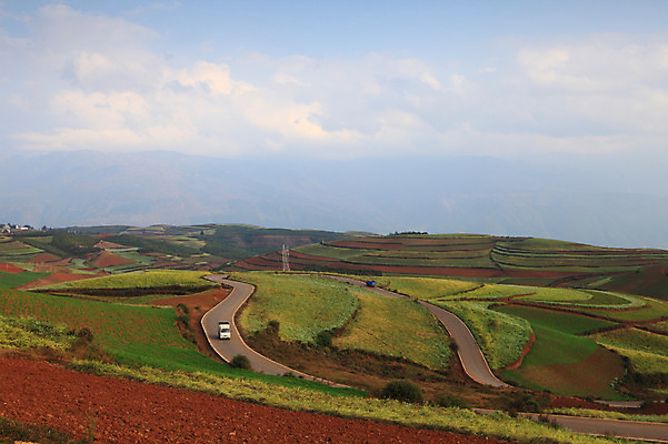 포토 JPG 주간 구름 해외풍경 해외 아시아 도로 길 밭 자동차 하늘 풍경 사람없음 야외 중국 농촌 계단식 운남 홍토지 국내포토 자연요소 나라 육상교통 농업 교통시설 시골 땅 파일형식