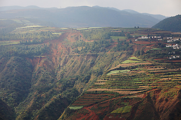 포토 JPG 주간 해외풍경 해외 아시아 밭 산 풍경 사람없음 야외 마을 중국 농촌 계단식 운남 홍토지 국내포토 자연요소 나라 농업 시골 땅 파일형식