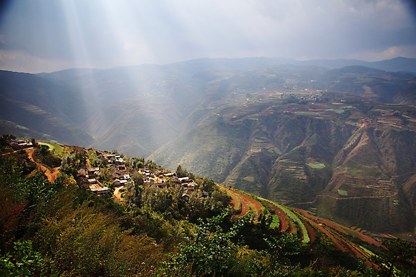 포토 JPG 주간 해외풍경 해외 아시아 밭 산 풍경 사람없음 야외 빛 햇빛 마을 중국 농촌 계단식 운남 홍토지 국내포토 자연요소 나라 농업 태양 시골 땅 파일형식