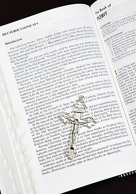 포토 JPG 스튜디오촬영 종교 십자가 종교용품 실내 사람없음 성경 천주교 오브젝트 천주교용품 국내포토 내부 파일형식