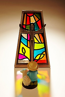 포토 JPG 스튜디오촬영 종교 인형 십자가 종교용품 실내 소년 사람없음 조각상 모형 미니어처 천주교 기도 오브젝트 천주교용품 스테인드글라스 남자만 국내포토 남자 어린이 유리 내부 조형물 파일형식