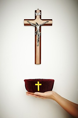포토 JPG 스튜디오촬영 손 종교 벽 십자가 종교용품 실내 신체부위 천주교 오브젝트 천주교용품 성체함 국내포토 사람 내부 파일형식