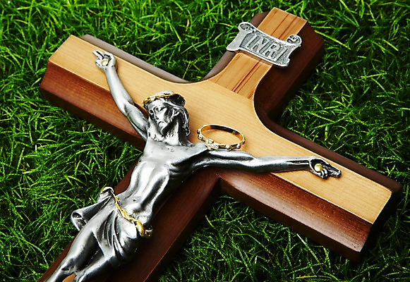 포토 JPG 스튜디오촬영 종교 십자가 종교용품 실내 잔디 초원 사람없음 천주교 반지 풀 오브젝트 천주교용품 묵주 묵주반지 국내포토 식물 장신구 내부 파일형식