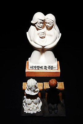 포토 JPG 스튜디오촬영 종교 인형 종교용품 실내 사람없음 조각상 천주교 기도 축복 오브젝트 천주교용품 신랑신부 국내포토 신부_웨딩 신랑 결혼 컨셉 내부 조형물 파일형식