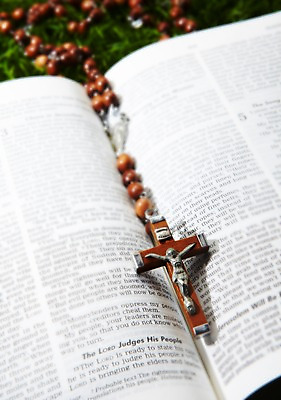 포토 JPG 스튜디오촬영 종교 십자가 종교용품 실내 사람없음 성경 천주교 오브젝트 천주교용품 묵주 국내포토 내부 파일형식