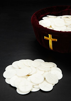 포토 JPG 스튜디오촬영 종교 음식 십자가 종교용품 실내 이벤트 사람없음 식사 천주교 의식 오브젝트 천주교용품 밀떡 밀빵 성찬전병 성체 성체함 영성체 국내포토 빵 떡 내부 파일형식