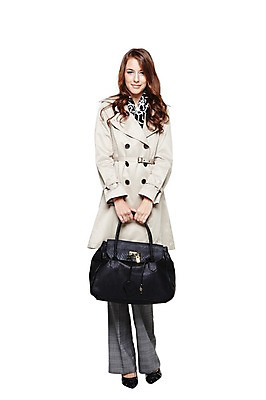 포토 JPG 스튜디오촬영 전신 서양인 외국인 백인 모델 해외기획촬영 우먼라이프 라이프스타일 긴머리 여자 2011년태국 패션 포즈 가방 모션 실내 한명 서기 미소 웃음 들기 누끼 사람 20대 성인 라이프 앞모습 스카프 재킷 코트 가을 트렌치코트 토트백 여자만 여자한명만 성인여자만 청년만 청년여자만 성인한명만 청년여자한명만 성인여자한명만 성인만 국내포토 1 헤어스타일 잡화 계절 뷰포인트 표정 인종 청년 내부 생활 목도리 외투 파일형식