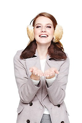 포토 JPG 스튜디오촬영 서양인 외국인 백인 모델 해외기획촬영 우먼라이프 라이프스타일 여자 2011년태국 패션 포즈 겨울 모션 실내 손바닥 한명 서기 미소 웃음 누끼 사람 손짓 상반신 20대 성인 라이프 앞모습 재킷 코트 귀마개 오브젝트 손모으기 여자만 여자한명만 성인여자만 청년만 청년여자만 성인한명만 청년여자한명만 성인여자한명만 성인만 국내포토 1 손 잡화 계절 뷰포인트 표정 인종 청년 내부 생활 외투 파일형식