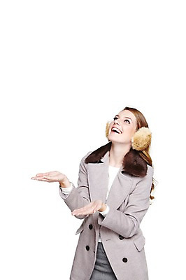 포토 JPG 스튜디오촬영 서양인 외국인 백인 모델 해외기획촬영 우먼라이프 라이프스타일 응시 여자 2011년태국 패션 포즈 겨울 모션 실내 손바닥 한명 서기 미소 웃음 누끼 사람 손짓 상반신 20대 성인 라이프 앞모습 재킷 코트 귀마개 오브젝트 여자만 여자한명만 성인여자만 청년만 청년여자만 성인한명만 청년여자한명만 성인여자한명만 성인만 국내포토 1 손 시선 잡화 계절 뷰포인트 표정 인종 청년 내부 생활 외투 파일형식