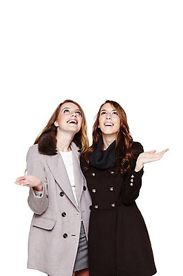 포토 JPG 스튜디오촬영 서양인 외국인 백인 모델 해외기획촬영 우먼라이프 라이프스타일 긴머리 응시 여자 2011년태국 패션 포즈 겨울 모션 실내 손바닥 서기 미소 웃음 누끼 사람 손짓 상반신 20대 성인 두명 라이프 앞모습 친구 재킷 코트 웨이브 여자만 성인여자만 청년만 청년여자만 성인만 국내포토 헤어스타일 손 시선 계절 뷰포인트 관계 표정 인종 청년 내부 생활 외투 파일형식