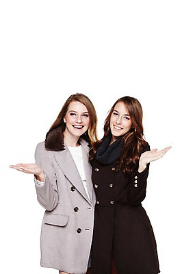 포토 JPG 스튜디오촬영 서양인 외국인 백인 모델 해외기획촬영 우먼라이프 라이프스타일 긴머리 여자 2011년태국 패션 포즈 겨울 모션 안내 실내 손바닥 서기 미소 웃음 누끼 사람 손짓 상반신 20대 성인 두명 라이프 앞모습 친구 재킷 코트 웨이브 여자만 성인여자만 청년만 청년여자만 성인만 국내포토 헤어스타일 손 계절 뷰포인트 관계 표정 인종 청년 내부 생활 외투 파일형식