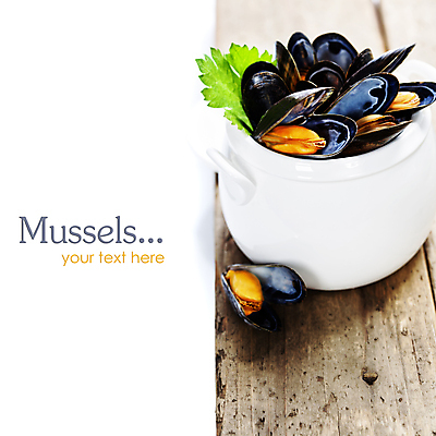 포토 JPG 해외이미지 그릇 사람없음 흰배경 담기 홍합 나무도마 해외202004 해외포토 식기 백그라운드 모션 어패류 도마 목재 흰색 파일형식