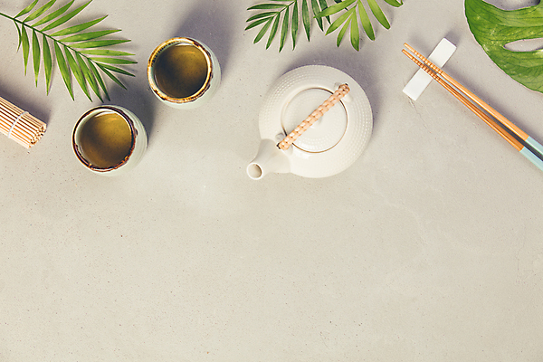 포토 JPG 해외이미지 실내 사람없음 하이앵글 도자기 차 찻잔 찻주전자 나무젓가락 베이지색배경 해외202004 해외포토 음료 뷰포인트 백그라운드 젓가락 주전자 잔 내부 베이지색 파일형식