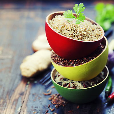 포토 JPG 해외이미지 그릇 밥 실내 종류 사람없음 아웃포커스 쌓기 쌀 담기 나무바닥 현미 해외202004 해외포토 식기 음식 모션 곡류 바닥 촬영기법 내부 파일형식