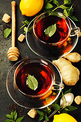 포토 JPG 해외이미지 검은배경 실내 사람없음 찻잔 티스푼 레몬 허브 생강 생강차 차받침대 허니디퍼 해외202004 해외포토 식물 백그라운드 채소 과일 잔 내부 차_음료 숟가락 검은색 도구 받침대 파일형식