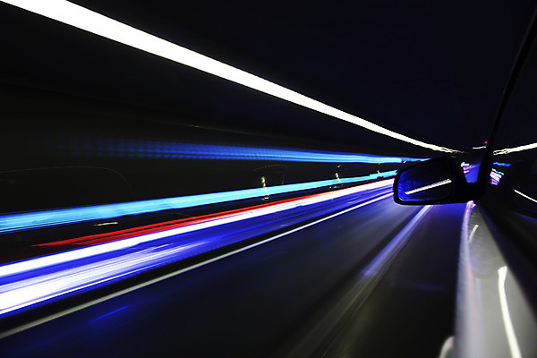 포토 JPG 해외이미지 도로 선 여행 이동 창문 교통시설 자국 모션 자동차 유리 거리 사람없음 야외 옆모습 빛 반사 문 금속 어둠 황혼 거울 운전 도시 바퀴 고속도로 야간 저녁 아스팔트 속도 역동적 과속 블러 자동 해외202004 해외202105 해외포토 레이스천 자연요소 길 육상교통 뷰포인트 교통 컨셉 재질 일몰 직물 시설 파일형식