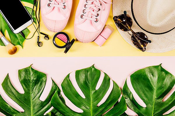 포토 JPG 해외이미지 이어폰 실내 사람없음 스마트폰 선글라스 유행 스니커즈 아이섀도 노란배경 메이크업브러쉬 열대잎 틴트 파스텔톤 분홍색배경 해외202004 해외포토 안경 분홍색 컬러 음향기기 백그라운드 운동화 잎 내부 핸드폰 스마트기기 노란색 화장품 붓 파일형식