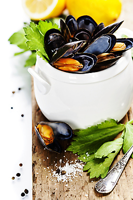 포토 JPG 해외이미지 그릇 사람없음 아웃포커스 레몬 흰배경 담기 소금 홍합 후추 해외202004 해외포토 식기 백그라운드 과일 모션 어패류 촬영기법 흰색 향신료 파일형식