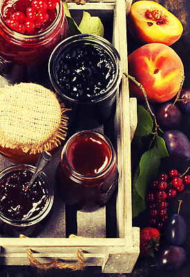 포토 JPG 해외이미지 열매 잎 유리병 사람없음 하이앵글 숟가락 나무상자 복숭아 자두 과일잼 해외202004 해외포토 식물 뷰포인트 과일 병_용기 수저 상자 잼 파일형식