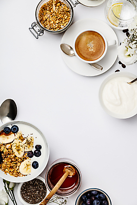 포토 JPG 해외이미지 꽃 유리병 곡류 바나나 실내 사람없음 숟가락 커피잔 시리얼 레몬 컵받침 흰배경 블루베리 꿀 요거트 허니디퍼 그래놀라 해외202004 해외포토 식물 커피 음식 백그라운드 과일 병_용기 잔 유제품 수저 내부 흰색 도구 받침대 파일형식