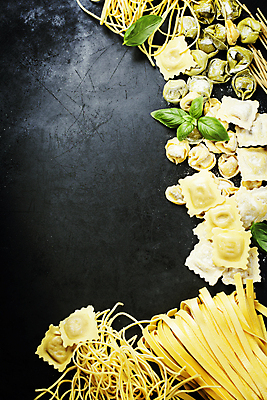 포토 JPG 해외이미지 식재료 검은배경 실내 종류 사람없음 준비 바질 라비올리 파스타면 카피스페이스 탈리아텔레 토르텔리니 해외202004 해외포토 백그라운드 파스타 내부 검은색 공백 면류 파일형식