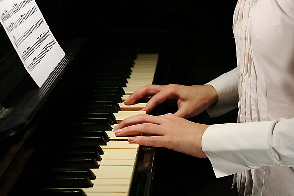 포토 JPG 해외이미지 손 교육 음악 노래 손가락 놀이 수업 열쇠 그림자 미술 사람없음 빛 검은색 어둠 화목 소리 연주자 음악가 흰색 기구 키보드 가르침 연습 묘사 예술가 오디오 상아 연예인 재즈 리듬 멜로디 뮤지컬 플레이어 해외202004 해외202105 해외포토 직업 컬러 컨셉 문화예술 신체부위 전자제품 파일형식