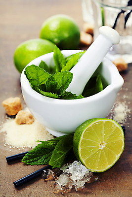 포토 JPG 해외이미지 빨대 사람없음 얼음 설탕 민트 라임 절구 나무탁자 모히토 절굿공이 해외202004 해외포토 자연요소 과일 탁자 도구 칵테일 허브 파일형식