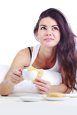 포토 JPG 해외이미지 백인 모델 1 라이프스타일 웰빙 여자 행복 유럽 얼굴 커피 음료 비즈니스 아침 갈색머리 실내 한명 미소 사람 성인 컵 금발 카페 침실 흰색 침대 뜨거움 차 아침식사 고립 단절 혼자 유일 해외202004 해외202105 해외포토 주간 서양인 헤어스타일 식기 감정 나라 컬러 가구 표정 내부 생활 신체부위 상점 식사 파일형식