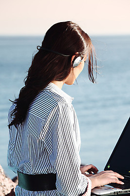 포토 JPG 해외이미지 구름 학생 라이프스타일 여자 교육 행복 바다 여행 인터넷 비즈니스 자연 하늘 휴가 휴식 산 한명 미소 사람 앉기 성인 야외 물 여름 파란색 노트북 컴퓨터 태양 공책 흰색 업무 네트워크 휴양지 천국 해외202004 해외202105 해외포토 자연요소 1 계절 감정 컬러 컨셉 모션 문구용품 표정 생활 전자제품 장소 작업 생태계 파일형식