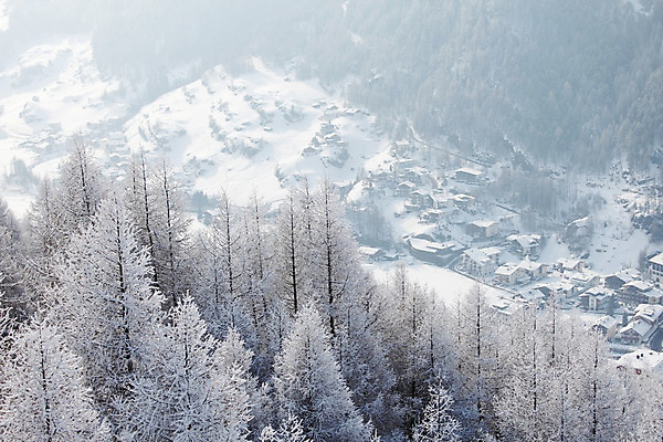 포토 JPG 해외이미지 나무 구름 계절 크리스마스 겨울 건축양식 창문 자연 하늘 호텔 지붕 날씨 휴가 스키 휴식 새로움 산 주택 풍경 사람없음 건물 목재 평화 마을 냉동 낭만 추위 프랑스 흰색 도시 재산 숲 12월 타일 시골집 서리 북쪽 타운 1월 옛날 눈내림 해외202004 해외202105 해외포토 자연요소 식물 건축물 기념일 건축 유럽 컬러 컨셉 재료 숙소 겨울스포츠 눈_날씨 금융 날짜 방향 생태계 파일형식