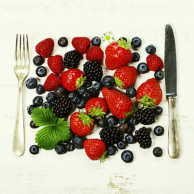 포토 JPG 해외이미지 포크 잎 딸기 사람없음 블루베리 산딸기 블랙베리 해외202004 해외포토 식물 식기 과일 파일형식