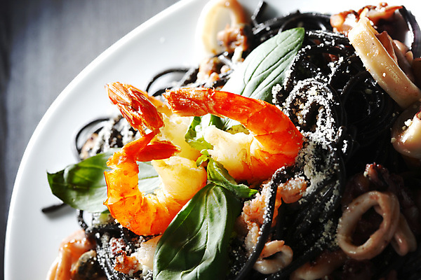 포토 JPG 해외이미지 접시 잎 채소 방울토마토 탁자 조개 새우 사람없음 신선 해산물 오징어 홍합 후추 바질 오징어먹물스파게티 해외202004 오징어먹물 해외202105 해외포토 식물 식기 가구 토마토 어패류 연체동물 스파게티 갑각류 수중동물 향신료 파일형식