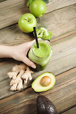 포토 JPG 해외이미지 손 과일 잔 건강 빨대 사람없음 하이앵글 주스 잡기 사과 브로콜리 채식 생강 아보카도 다이어트음식 스무디 저칼로리식단 디톡스 해외202004 해외포토 식기 음료 뷰포인트 다이어트 채소 모션 신체부위 식단 저칼로리 파일형식