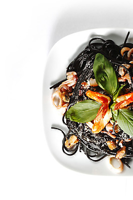 포토 JPG 해외이미지 접시 조개 새우 사람없음 신선 해산물 오징어 흰배경 홍합 후추 바질 오징어먹물스파게티 해외202004 오징어먹물 해외202105 해외포토 식기 백그라운드 어패류 연체동물 스파게티 갑각류 수중동물 흰색 향신료 파일형식