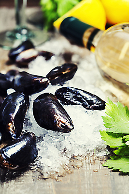 포토 JPG 해외이미지 사람없음 아웃포커스 얼음 화이트와인 레몬 나무바닥 홍합 해외202004 해외포토 자연요소 과일 어패류 바닥 촬영기법 와인 파일형식