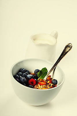 포토 JPG 해외이미지 그릇 곡류 실내 사람없음 숟가락 시리얼 블루베리 산딸기 요거트 노란배경 시럽컵 그래놀라 해외202004 해외포토 식기 음식 백그라운드 과일 유제품 수저 내부 노란색 파일형식