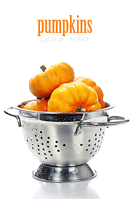 포토 JPG 해외이미지 호박 실내 타이포그라피 사람없음 농작물 가을 물방울 채망 흰배경 카피스페이스 해외202004 해외포토 문자 계절 백그라운드 농업 채소 주방용품 내부 공백 흰색 파일형식