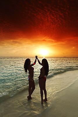 포토 JPG 해외이미지 구름 여자 행복 실루엣 모래 파도 바다 여행 2 신체 오렌지 모션 자연 하늘 휴가 건강 사람 풍경 야외 두명 물 여름 비키니 햇빛 태양 일출 황혼 일몰 새벽 기쁨 에너지 자유 저녁 휴양지 장면 해외202004 해외202105 해외포토 자연요소 계절 수영복 감정 컨셉 과일 촬영기법 노을 장소 야간 생태계 파일형식